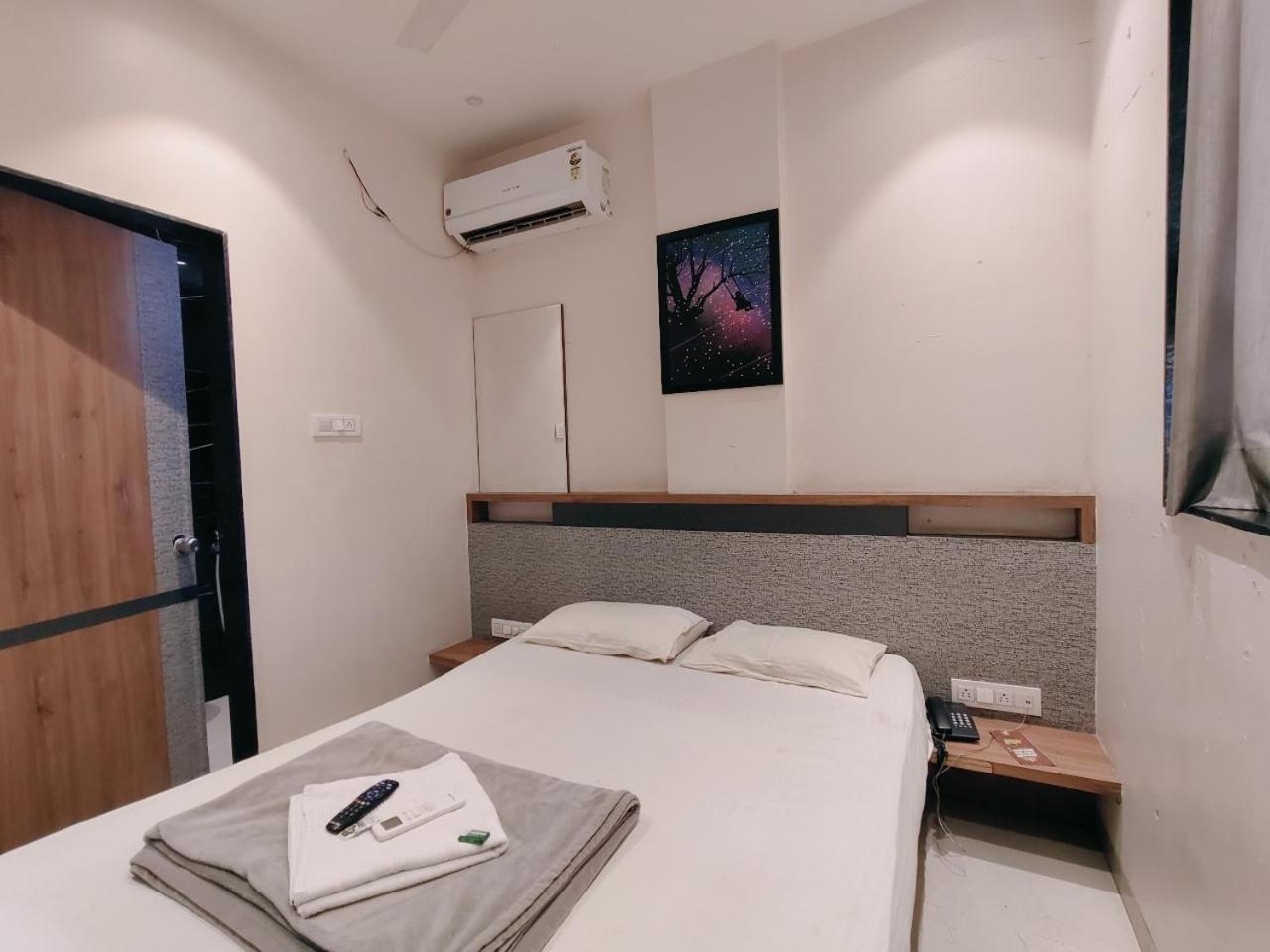 Hotel Pragati Inn アフマドナガル エクステリア 写真