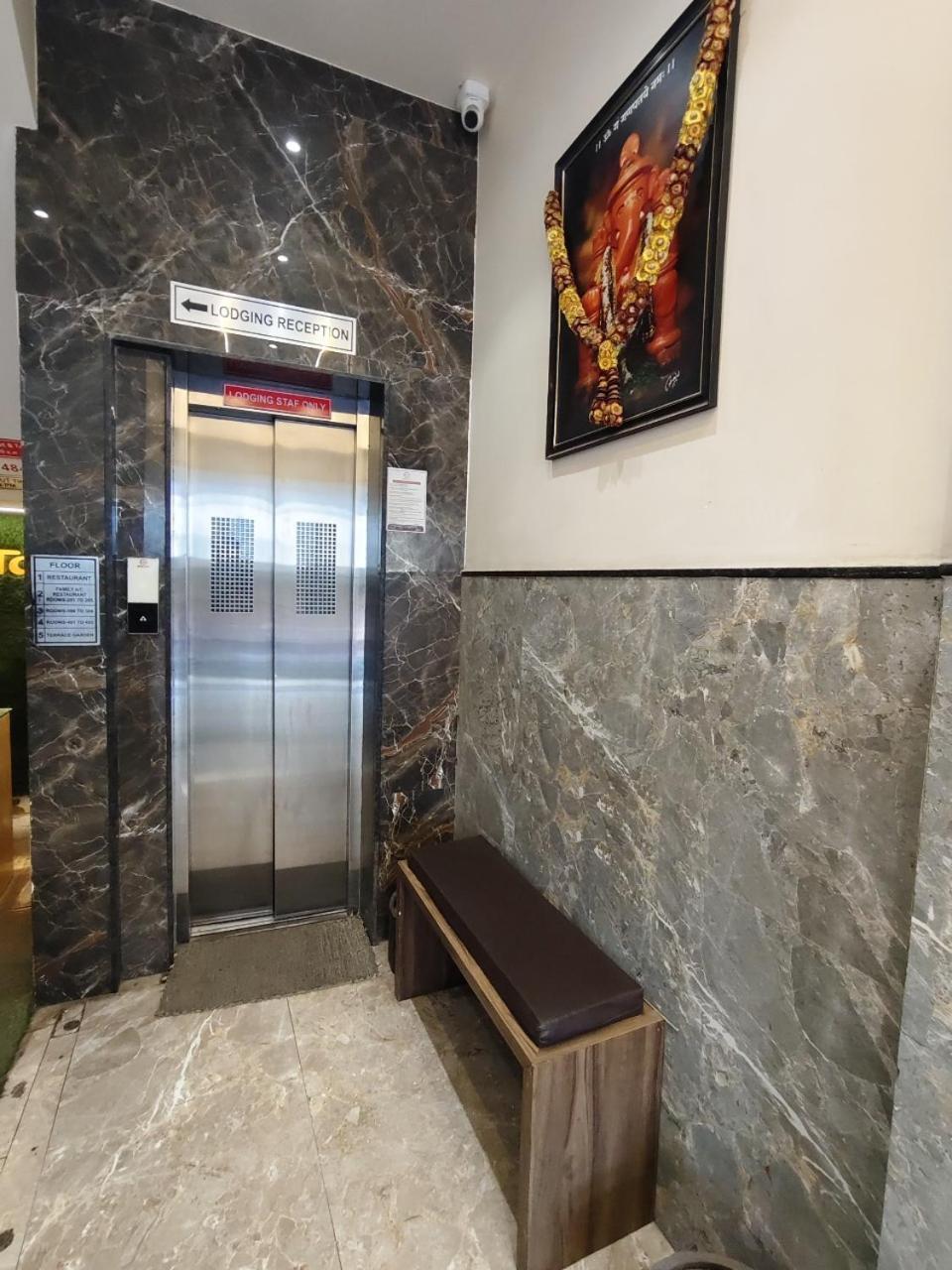 Hotel Pragati Inn アフマドナガル エクステリア 写真