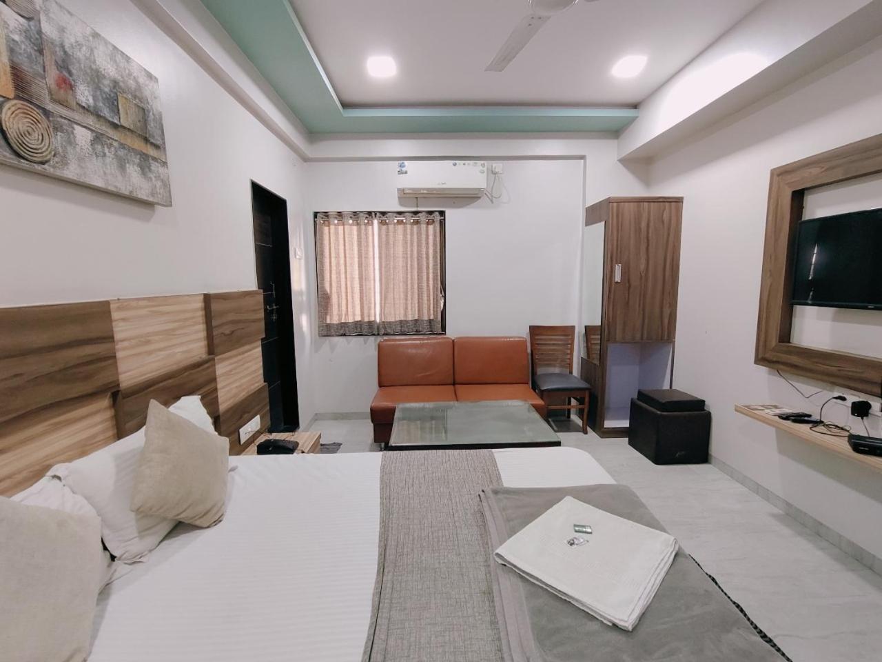 Hotel Pragati Inn アフマドナガル エクステリア 写真