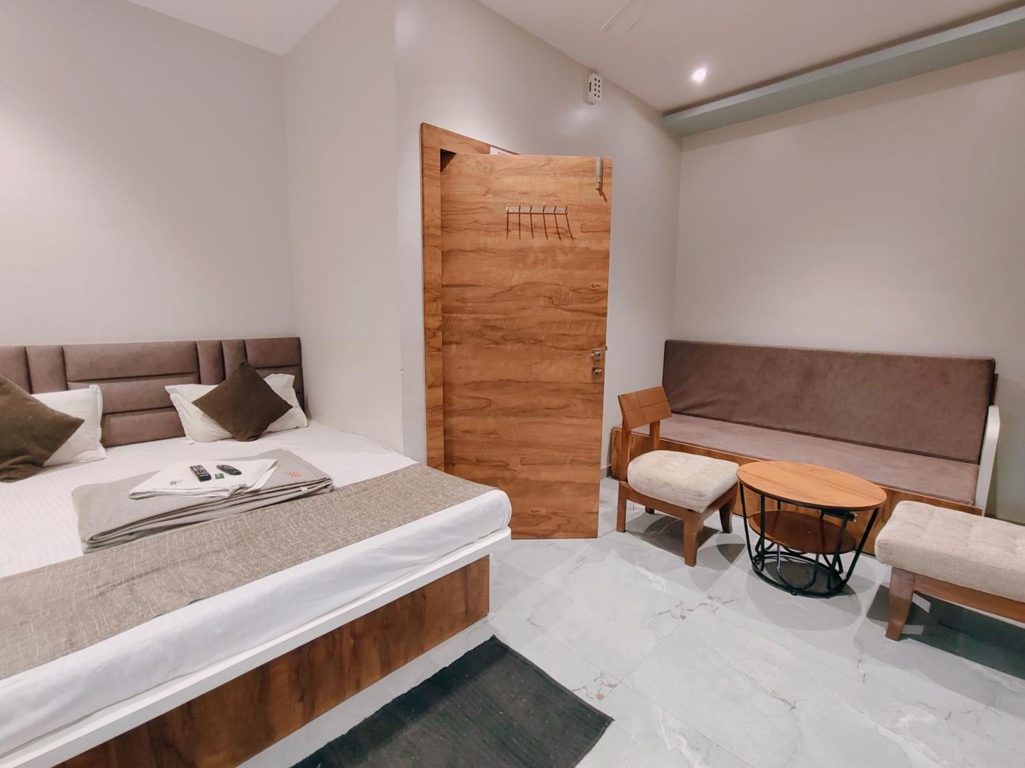 Hotel Pragati Inn アフマドナガル エクステリア 写真