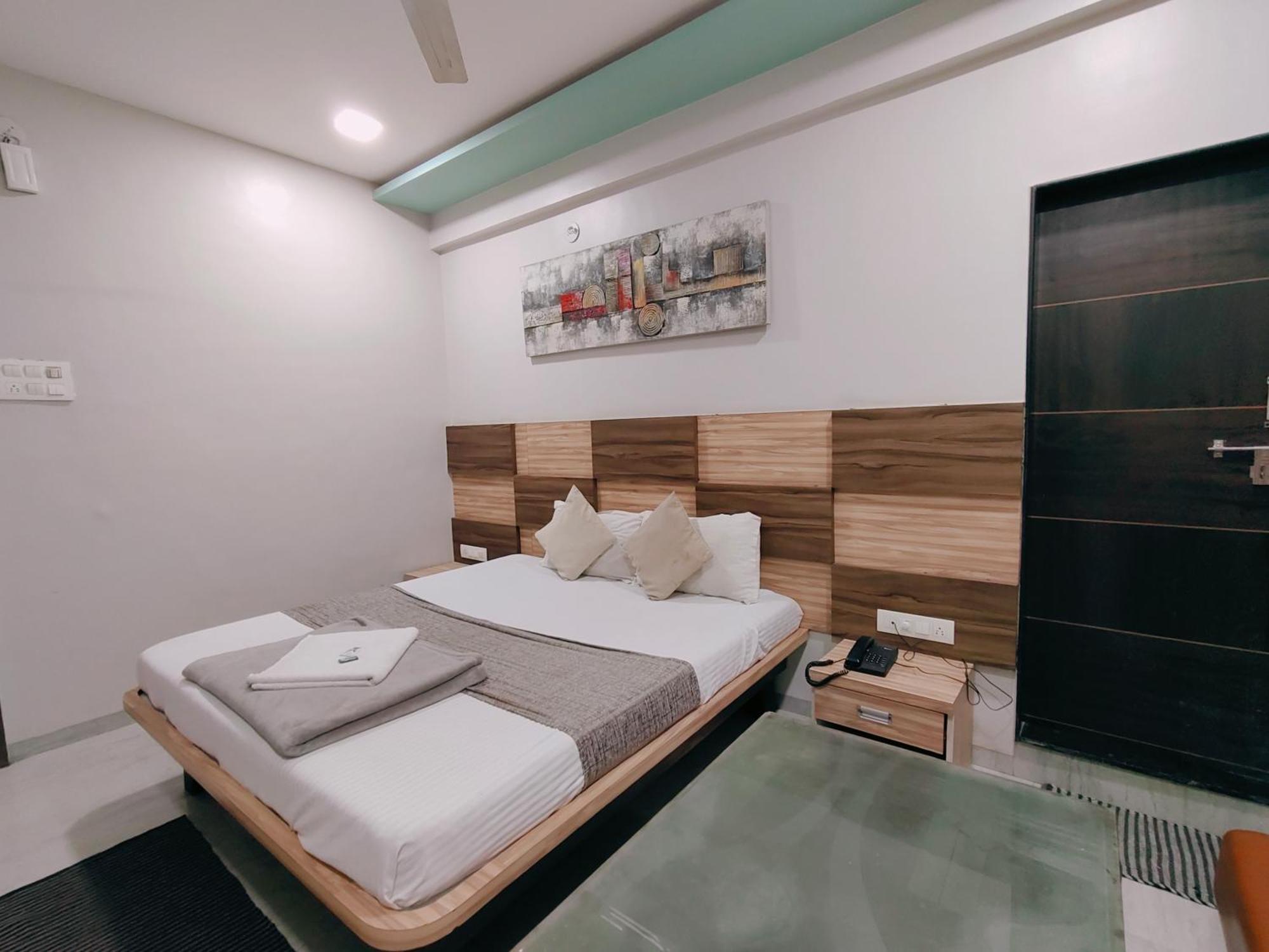 Hotel Pragati Inn アフマドナガル エクステリア 写真